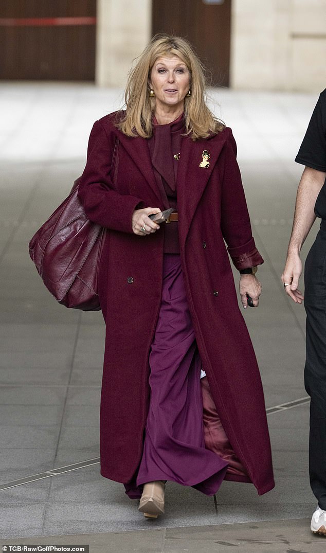 بدت كيت جارواي أيضًا وقد اجتاحت الرياح عند وصولها