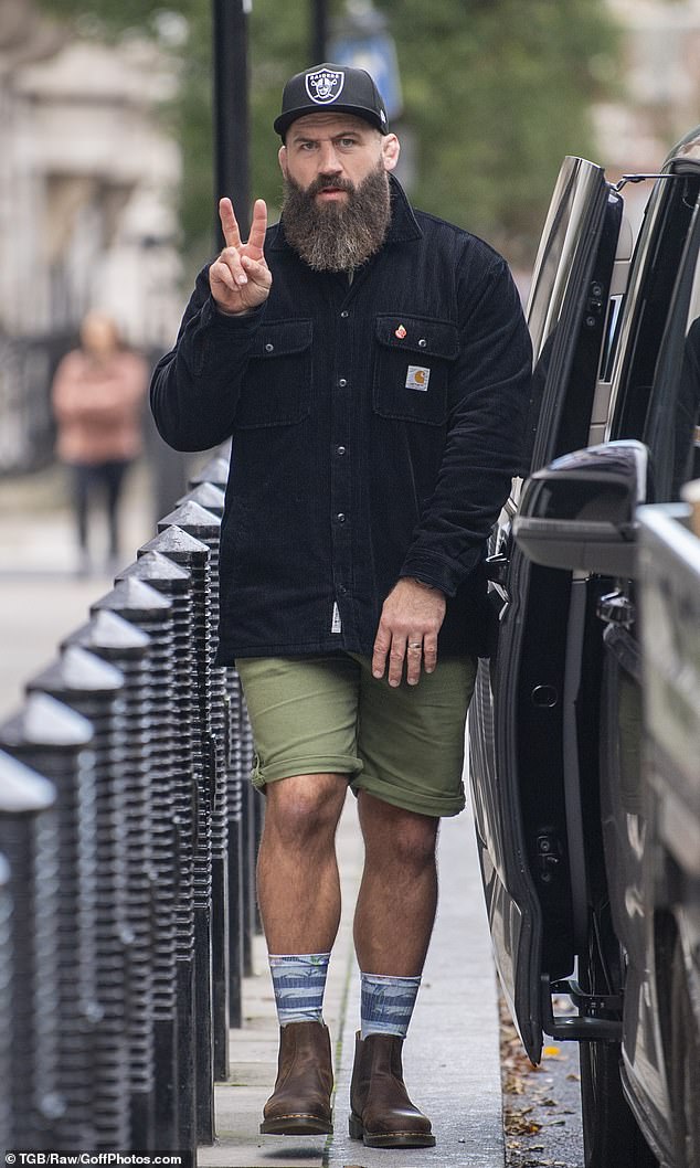 أعطى لاعب الرجبي الإنجليزي جو مارلر إشارة السلام أمام الكاميرات، على الرغم من أنه يبقى أن نرى ما إذا كان لم شمل المشاهير سيكون سلميًا