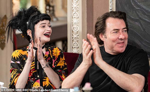 ولم يتم تصوير روث كود، التي كانت على خلاف مع جوناثان في سلسلة جرائم القتل الغامضة، وهي تصل إلى اللقاء لكن بي بي سي أكدت منذ ذلك الحين أنها كانت حاضرة.