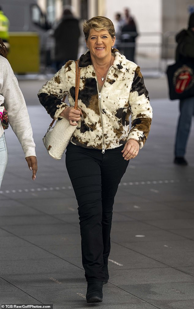 ارتدت كلير بالدينج وجهًا كاملاً من الماكياج أثناء تجولها خارج مقر هيئة الإذاعة البريطانية