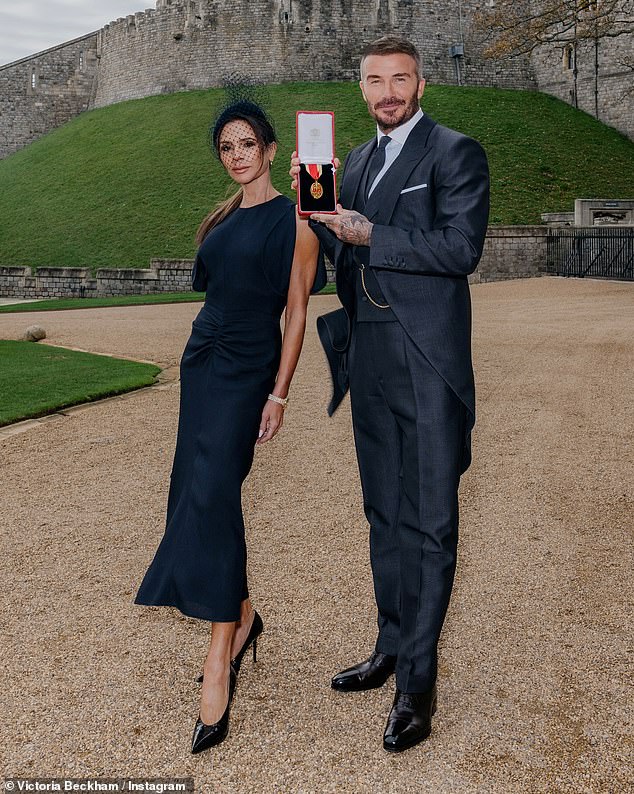 يأتي ذلك لأن فيكتوريا لم تستطع إخفاء كبريائها وهي تتدفق على ديفيد بعد حصوله على وسام الفروسية