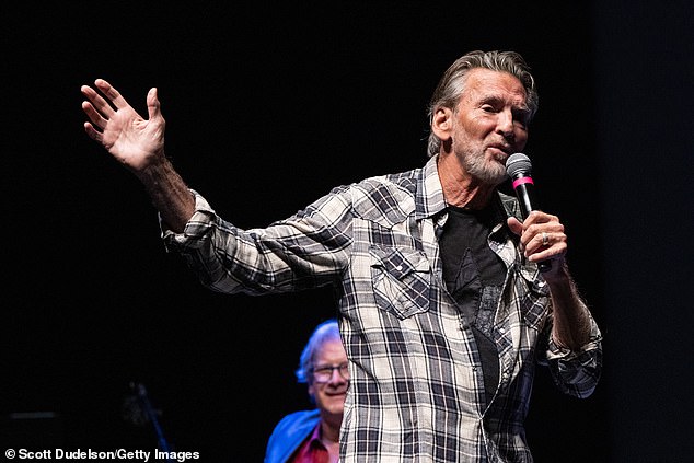 في 20 أكتوبر، كان كيني لوجينز غاضبًا من استخدام دونالد لأغنيته الناجحة Danger Zone عام 1986 في مقطع الفيديو الخاص به بالذكاء الاصطناعي والذي يظهر فيه وهو يقصف البراز على متظاهري No Kings: 