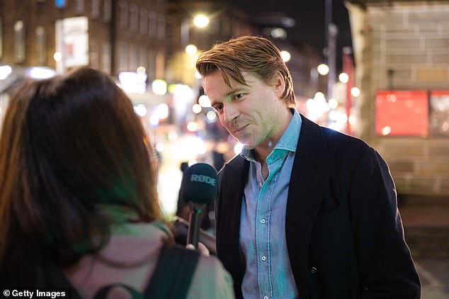 بعد بيع التذاكر بالكامل في ويست إند بلندن، تم تصوير فيلم الخطوة الخامسة للمسرح الوطني المباشر وسيكون متاحًا في دور السينما اعتبارًا من نهاية نوفمبر.