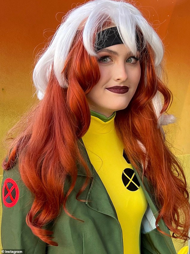 فتاة الغلاف لديها ابنة صغيرة لا تشبه نفسها عندما ترتدي ملابس الهالوين. هل يمكنك تخمين من هو هذا المراهق؟