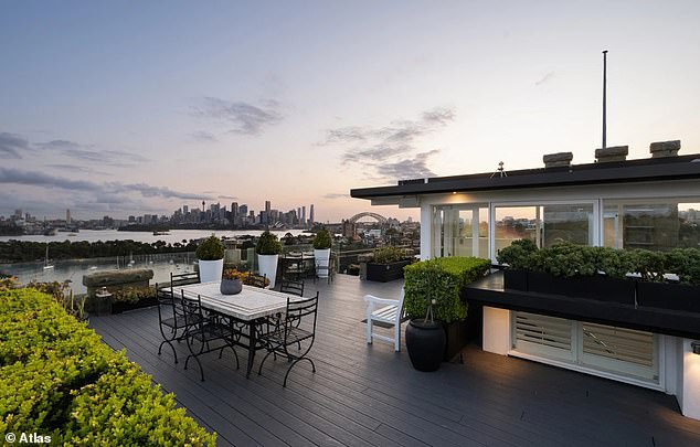 تشغل الشقة الفسيحة والمذهلة الطابق العلوي بأكمله في مبنى مكون من ستة أشخاص، وتتميز بتراس خاص على السطح وإطلالات شاملة على سيدني.