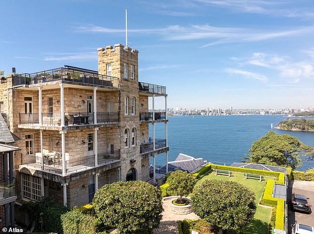 تم الكشف عن الزوجين القويين باعتبارهما المشترين للشقة الفخمة المطلة على الميناء والتي تحتوي على أربع غرف نوم والملقبة بـ 