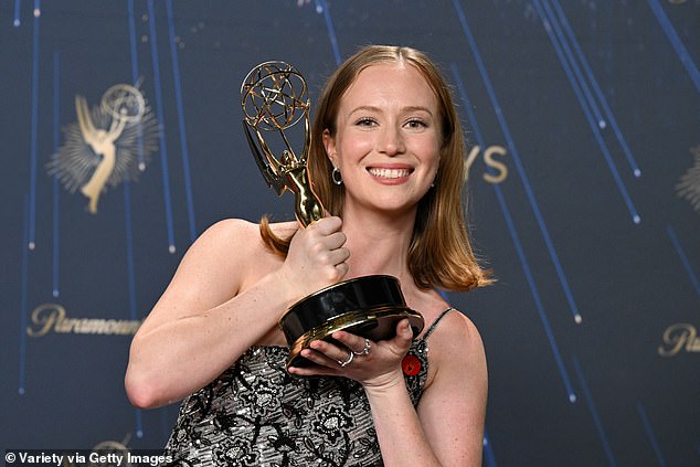 كانت هانا أينبندر، وهي يهودية، واحدة من نجوم هوليود الذين وقعوا على رسالة مفتوحة تدعو إلى مقاطعة المؤسسات السينمائية الإسرائيلية - وهي الرسالة التي أدانتها شركة باراماونت