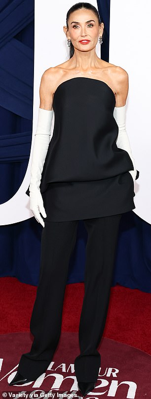 قامت بتسريح شعرها الداكن إلى الخلف بقوة، وأبرزت بشرتها المضيئة دائمًا بالمكياج وإكسسواراتها بمجموعة من قفازات الأوبرا البيضاء.