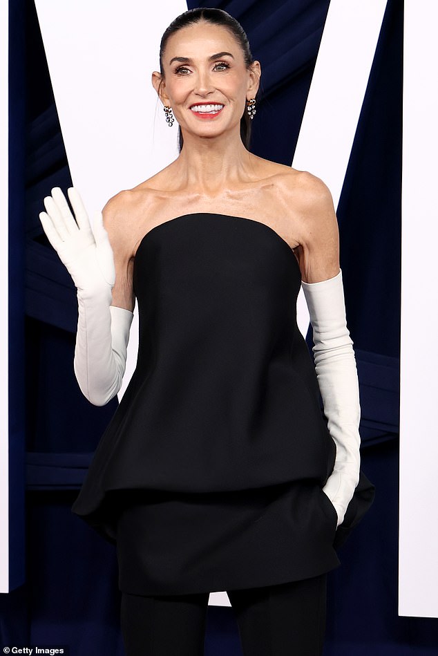 ومن بين المشاهير الذين تم تزيينهم بالأكاليل في الحفل، ديمي، التي أطلت بجسمها الرشيق المثير بفستان أسود أنيق.