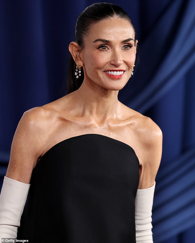 أضافت لمسة من الإبهار إلى مظهره مع مجموعة من الأقراط المتدلية المتقنة، ثم ضربت السجادة الحمراء، وأظهرت ابتسامتها الضخمة أمام الكاميرات.