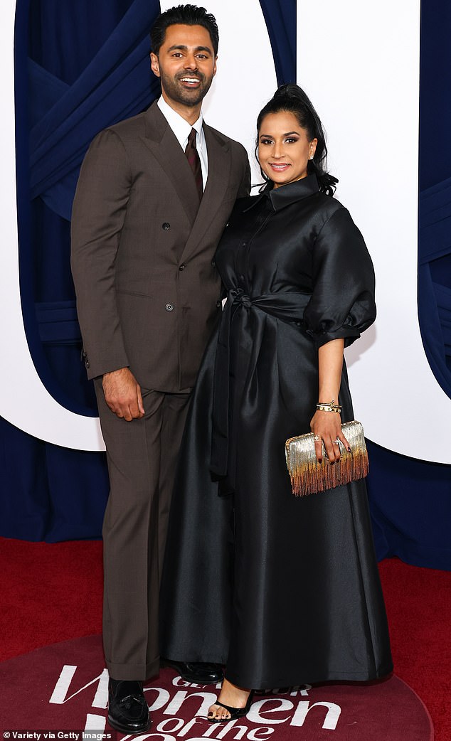 قام حسن منهاج أيضًا بتحويل حدث مجلة Glamour إلى موعد ليلي، حيث وصل إلى The Plaza على ذراع زوجته بينا باتل التي دامت عقدًا من الزمن.