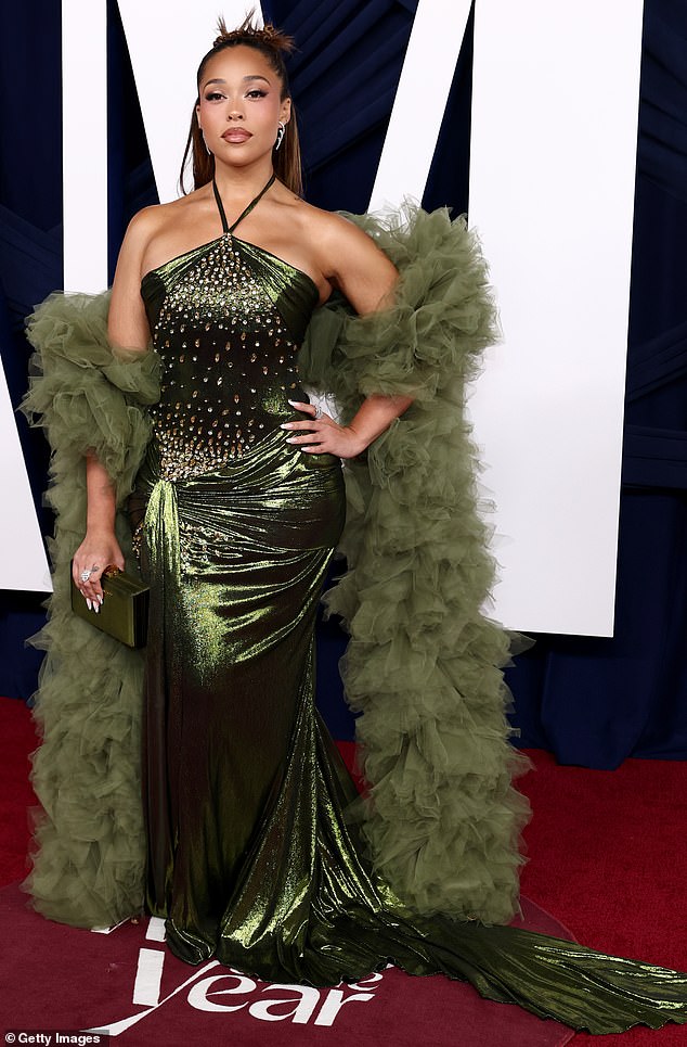 تباهت جوردين وودز، صديقة كايلي جينر السابقة، بمنحنياتها في ثوب أخضر طحلبي متلألئ، مما أضاف لمسة من ذوق فتاة الإستعراض مع أفعى مكشكشة.