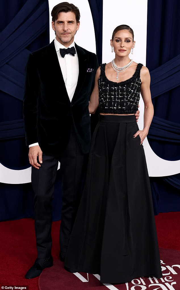 لمحت أوليفيا باليرمو إلى بطنها المنحوت في بلوزة قصيرة وتنورة مقطوعة بمهارة بينما كانت تقف إلى جانب زوجها العارض الألماني يوهانس هيوبل.