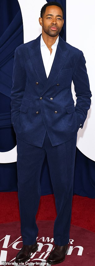 كان جاي إليس ينبض بجاذبية نجم السينما في بدلة زرقاء بدون ربطة عنق