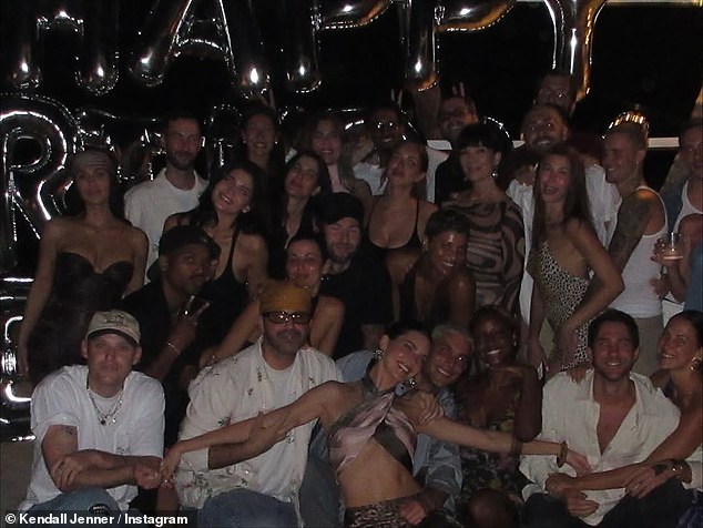 كان أصدقاء كيندال الآخرين الحاضرين هم فاي خاندرا ورينيل ميدرانو ولورين بيريز