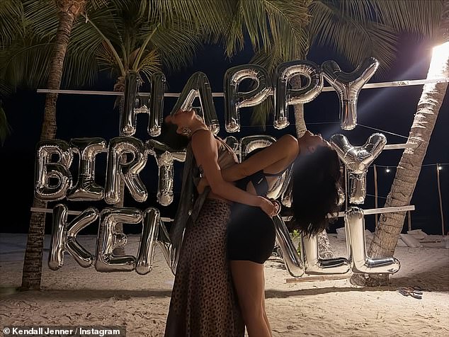 احتفالاً بأناقة، أقامت كايلي حفل عيد ميلادها في فيلا تومي هيلفيغر التي يبلغ سعرها 125 ألف دولار في الأسبوع في الجزيرة الكاريبية الخاصة.