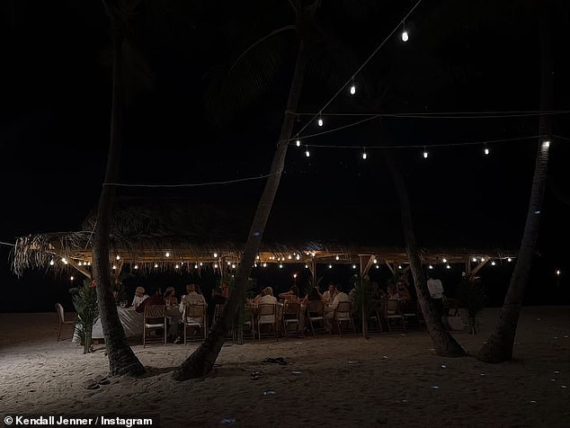 ويقال إن الفيلا الفاخرة تأتي مع مدير وطاهي ونادل وخدمة تنظيف الغرف ومغسلة