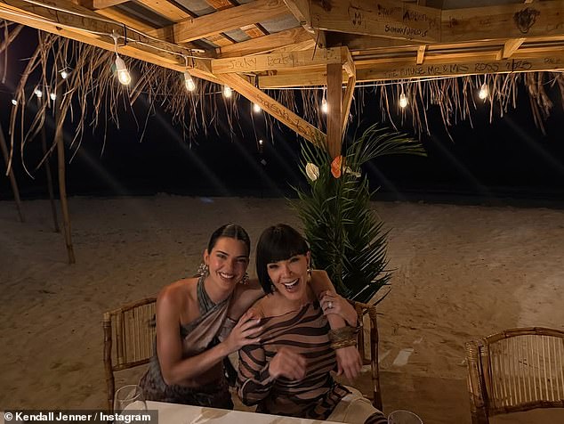 ظهرت كيندال إلى جانب صديقتها هايلي، التي ارتدت فستانًا قصيرًا بطبعة جلد الفهد، وكذلك والدتها كريس - التي اختارت أيضًا فستانًا بطباعة جلد النمر.