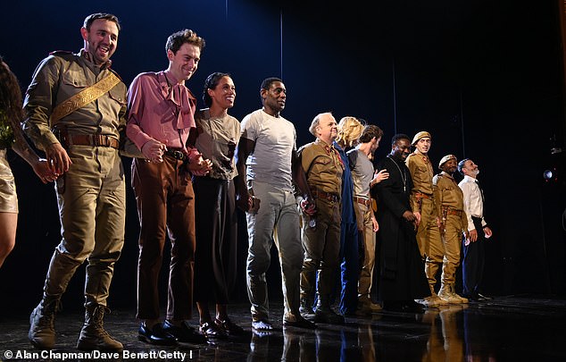 ينحني ديفيد وكيتلين وتوبي مع الممثلين عند نداء الستارة أثناء العرض الصحفي الليلي