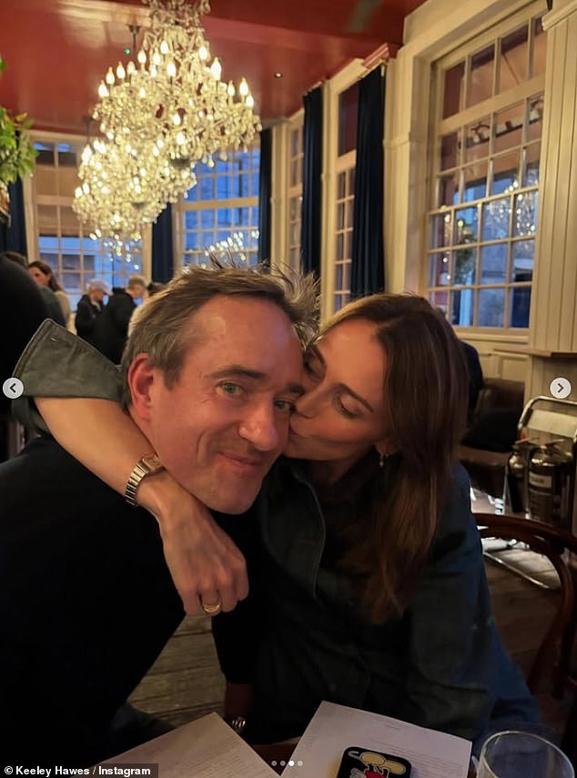 واحتفل نجم الخلافة، البالغ من العمر 50 عامًا، بالذكرى السنوية الحادية والعشرين لزواجه الشهر الماضي من كيلي، 49 عامًا، بعد أن التقيا لأول مرة في عام 2002.