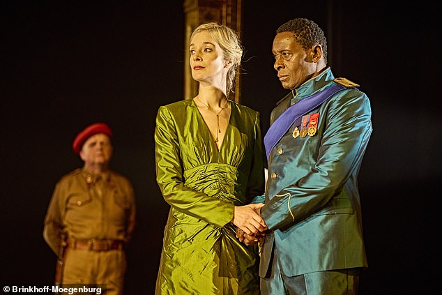 تلعب نجمة هوليوود كايتلين فيتزجيرالد، 43 عامًا، دور بطلة شكسبير المأساوية ديسديمونا، التي تهرب مع عطيل.