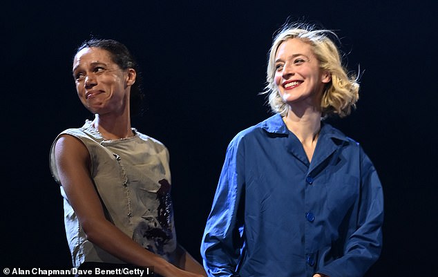 فينيت روبنسون الحائزة على جوائز، 43 عامًا، (يسار) تقوم بدور خادمة ديسديمونا، إميليا