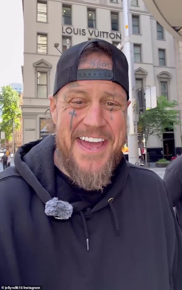 تم تصوير جيلي رول - اسمه الحقيقي جيسون ديفورد - وهو يرتدي قبعة بيسبول إلى الوراء ويرتدي ملابسه المميزة، خارج المتجر الشهير.