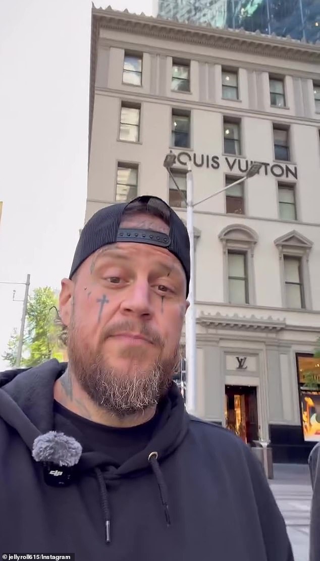 قام الرجل البالغ من العمر 40 عامًا، والذي قضى عقوبة السجن في الولايات المتحدة، بتحميل مقطع فيديو إلى قصصه يوم الأربعاء للحديث عن تجربته مع متجر لويس فويتون في منطقة الأعمال المركزية (في الصورة)