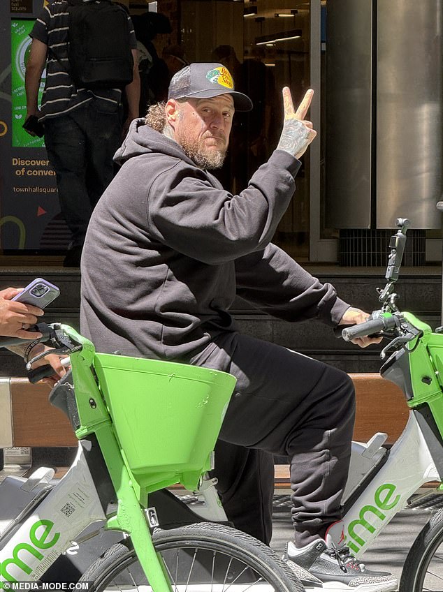 ولم تقدم جيلي رول، التي وصلت إلى داون أندر الشهر الماضي لحضور سلسلة من العروض، أي تفاصيل حول ما حدث داخل المتجر. في الصورة: تم رصده لاحقًا وهو يقوم بجولة بالدراجة الإلكترونية