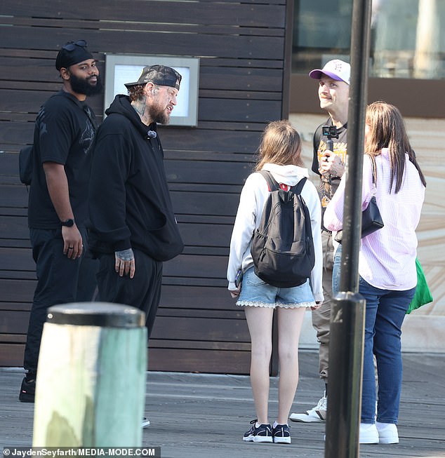 تحدثت Jelly Roll أيضًا مع المعجبين أثناء التسوق في منطقة الأعمال المركزية بسيدني