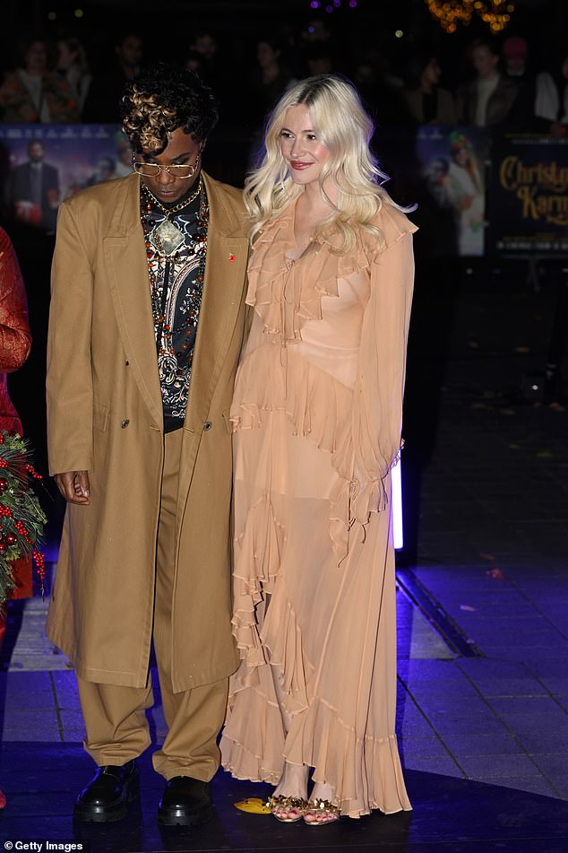 وتألقت المغنية البالغة من العمر 34 عاماً، والتي استقبلت طفلها الثاني قبل ستة أيام فقط، بفستان طويل من الشيفون باللون الخوخي عندما انضمت إلى النجم بيلي بورتر، 56 عاماً، لتحويل عين لندن إلى إكليل عيد الميلاد المتلألئ احتفالاً بفيلمها القادم.