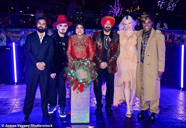 ظهرت النجمة، التي تلعب دور ماري كراتشيت في الفيلم الاحتفالي القادم، في حالة معنوية عالية وهي تقف إلى جانب بيلي، وكونال نيار، وبوي جورج، وغوريندر تشادا، ومالكيت سينغ (إل آر كونال، وبوي جورج، وجوريندر، ومالكيت، وبيكسي، وبيلي).