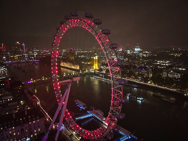 وبمناسبة إصدار الفيلم، تمت إضاءة المعلم الشهير باللونين الأحمر والأخضر، متوهجًا مثل إكليل عيد الميلاد