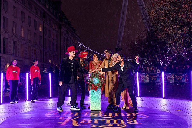 ابتهج الممثل والمخرج السينمائي جوريندر بالإثارة عندما اجتمعوا معًا لإضاءة عين لندن