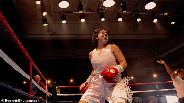 تقوم سيدني بالترويج للدراما الرياضية القادمة عن السيرة الذاتية والتي تدور حول الملاكمة السابقة كريستي مارتن (في الصورة في الفيلم).