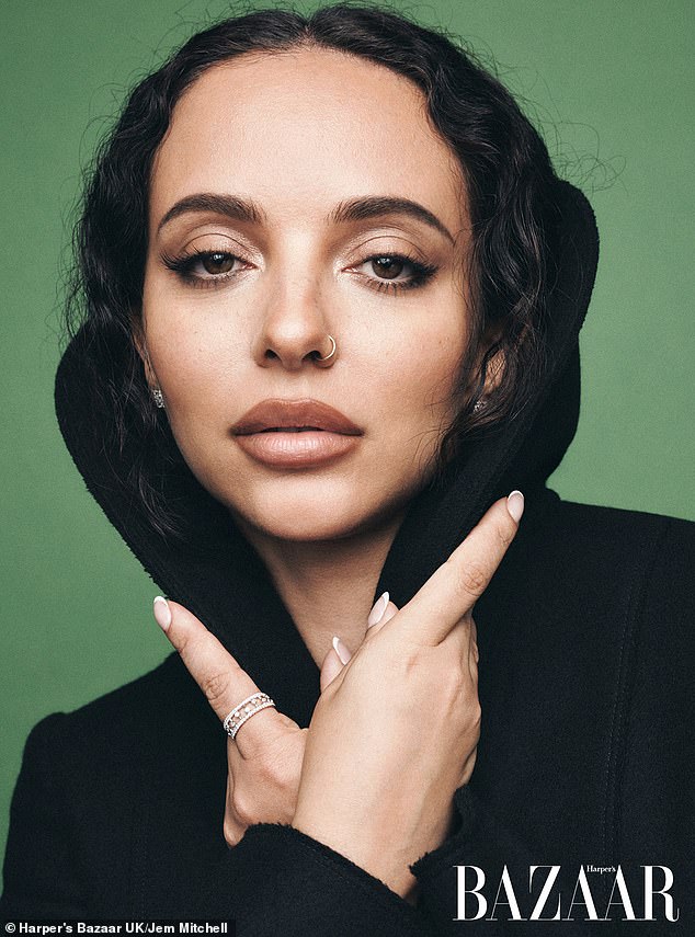 وبدت المغنية وكأنها الفنانة المنفردة في جلسة التصوير، حيث أبهرتها بلقطات قريبة رائعة وسلسلة من الملابس الأنيقة.