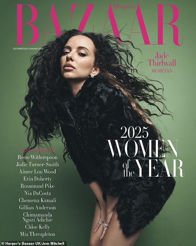 في إحدى اللقطات الرائعة، لم ترتدي جايد سوى معطف أسود من الفرو الصناعي بينما اتخذت وضعية مثيرة أمام الكاميرا.