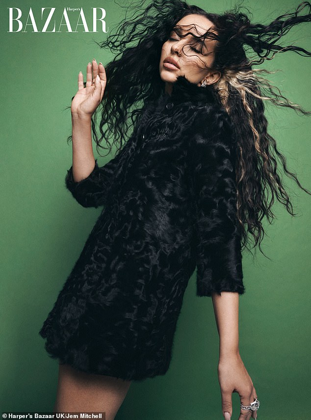 تحدثت المغنية البالغة من العمر 32 عامًا عن الوقت الذي قضته في Little Mix وتأقلمت مع الحياة بعد توقف فرقة الفتيات إلى أجل غير مسمى.