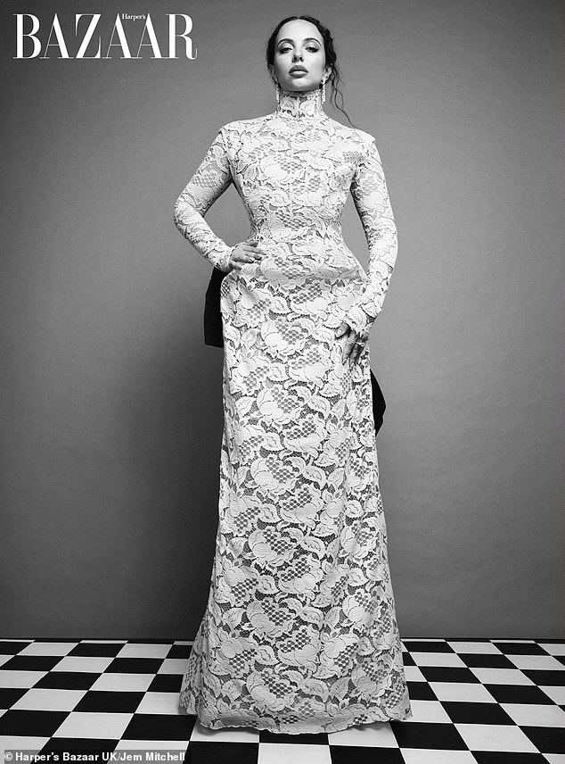 لإطلالتها النهائية، ارتدت جايد فستانًا أنيقًا من الدانتيل الأبيض، يتميز بياقة عالية وأكمام طويلة وخصر مشدود وصورة ظلية منسدلة.