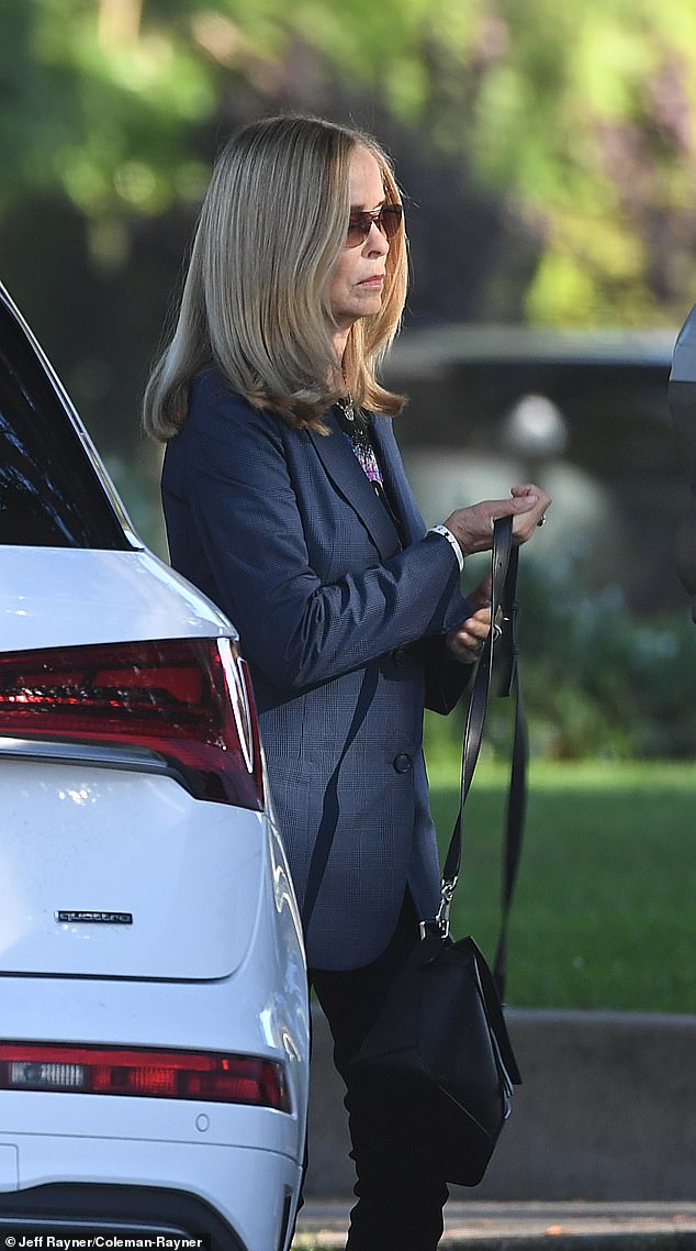 وشوهد باخ متوجها إلى الاجتماع الصباحي في 28 أكتوبر وهو يرتدي بنطالا أسود أنيقا وقميصا برسومات تحت سترة زرقاء حادة وحذاء رياضي باللونين الوردي والأسود.