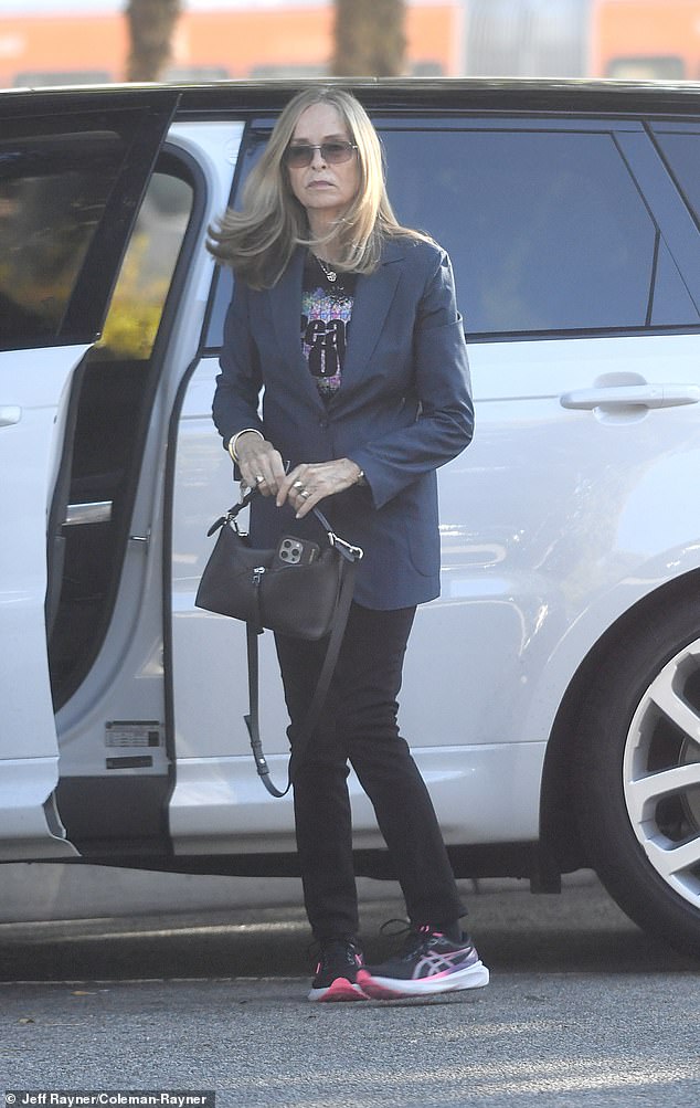 لقد تراجعت إلى حد كبير عن أعين الجمهور لتكرس نفسها لمؤسسة لوتس الخاصة بالزوجين، والتي أسسها في التسعينيات لدعم المشاريع الخيرية التي تهدف إلى حماية الحيوانات الضعيفة وتعزيز الرعاية الاجتماعية.