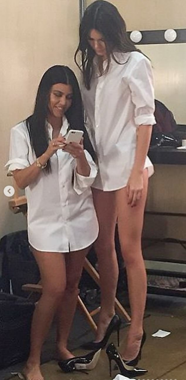 اتضح أن كارداشيان يبلغ طولها 5 أقدام وجينر يبلغ طولها 5 أقدام و11 بوصة. وهذا يعني أن هناك قدمًا تقريبًا بين الاثنين