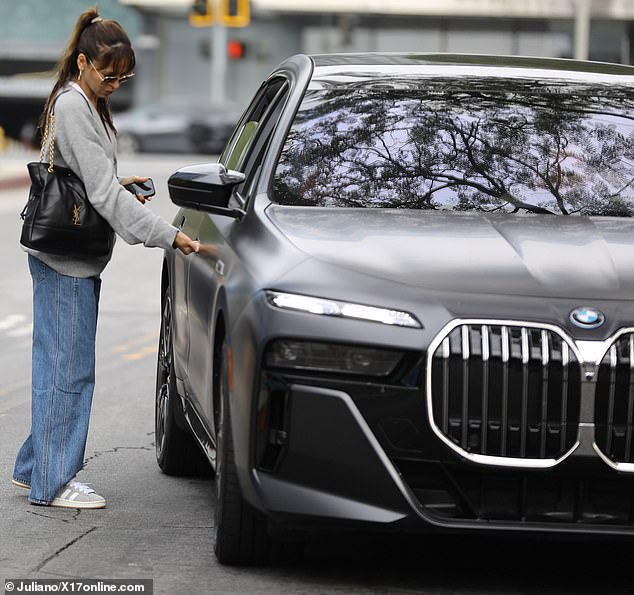 لا يزال من غير الواضح ما إذا كانت المرأة السمراء التي تنزلق إلى سيارته تعرفه بقدرة مهنية بحتة أم أنهما يشتركان في رابط شخصي