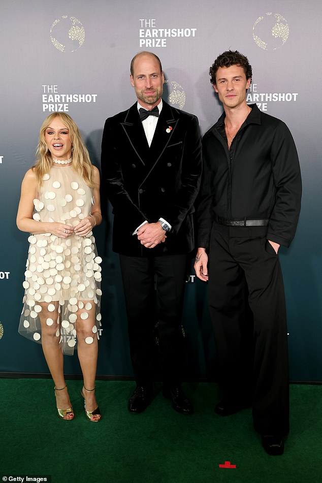 ومن المقرر أن تؤدي كايلي حفلاً غنائياً خلال الحفل إلى جانب زميلها الفنان شون مينديز