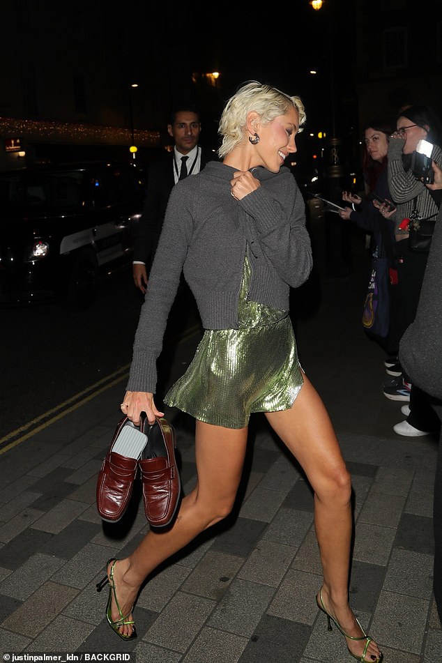 عارضة الأزياء، البالغة من العمر 25 عامًا، وهي ابنة جود لو وسادي فروست، أظهرت قوامها بفستان قصير أخضر مبهر