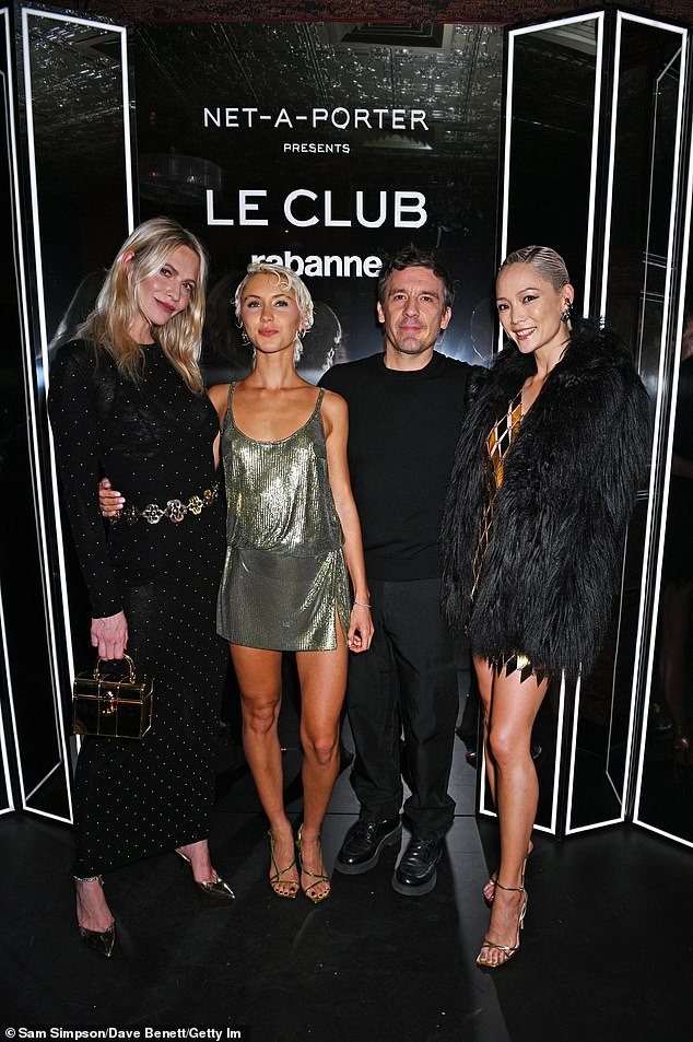 (من اليسار إلى اليمين) إيريس احتفلت مع بوبي ديليفين، وجوليان دوسينا، المدير الإبداعي لباكو رابان، وبوم كليمنتيف