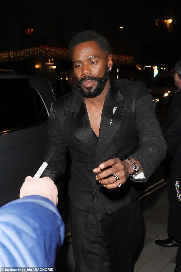 كما وقع كولمان دومينغو على التوقيعات للجماهير