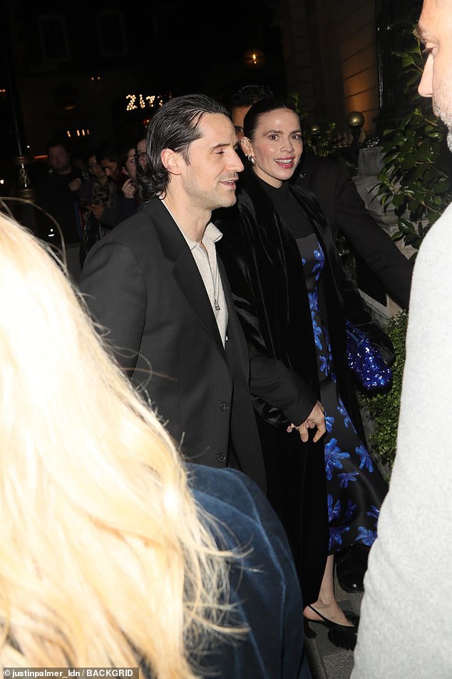 وظهرت هايلي أتويل في حالة معنوية عالية لدى وصولها مع شريكها نيد وولفغانغ كيلي