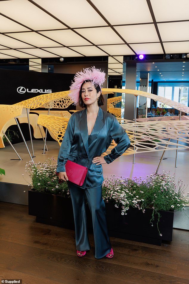 في هذه الأثناء، عانت نجمة برنامج MasterChef Australia ميليسا ليونغ من فشل في الموضة، حيث ارتدت بدلة بيجامة من الحرير الزمردي وقبعة وردية غريبة.