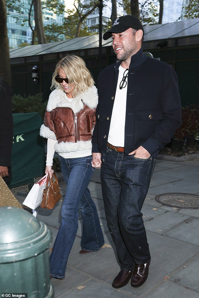 خرجت يوم الثلاثاء لتناول العشاء مع صديقها الحالي، مدير المواهب سكوتر براون البالغ من العمر 44 عامًا